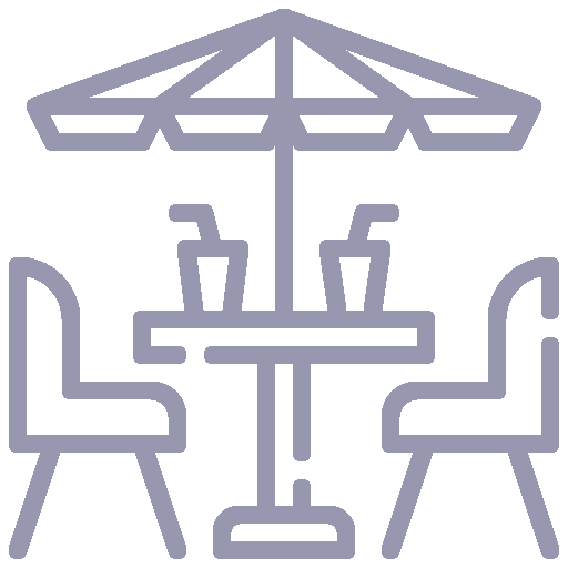 Sonnenterrasse und Garten mit Waldblick